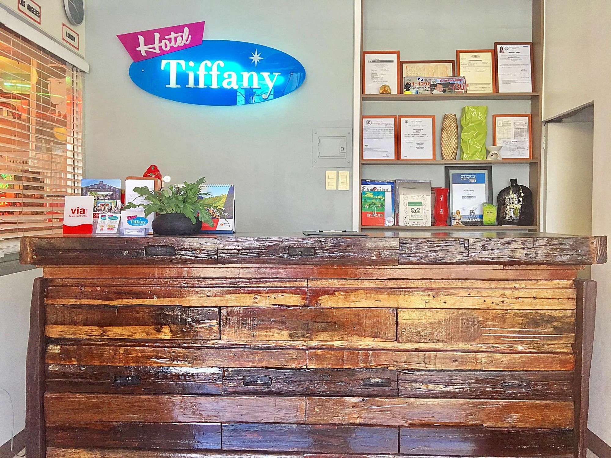 Hotel Tiffany ラオアグ エクステリア 写真